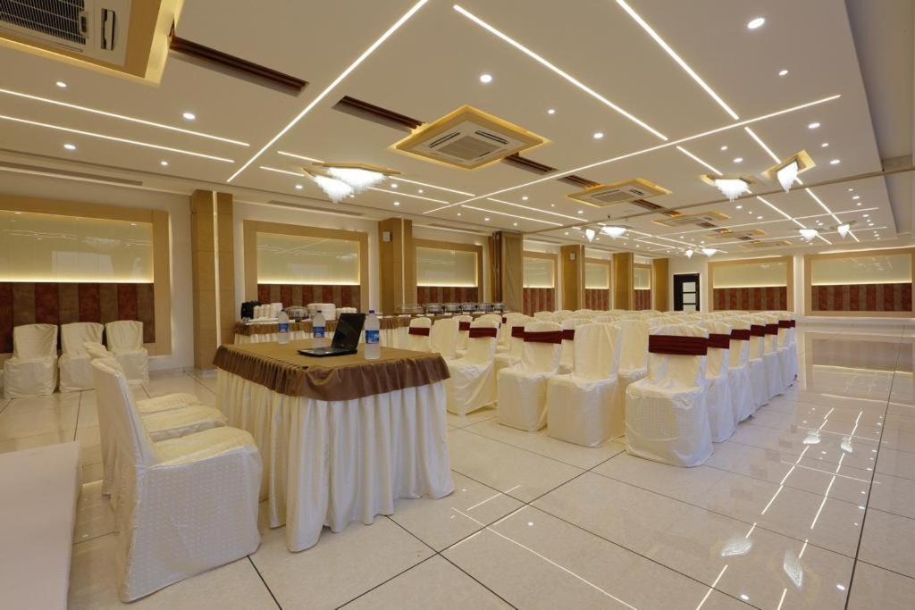 Hotel Decent Unjha Ngoại thất bức ảnh