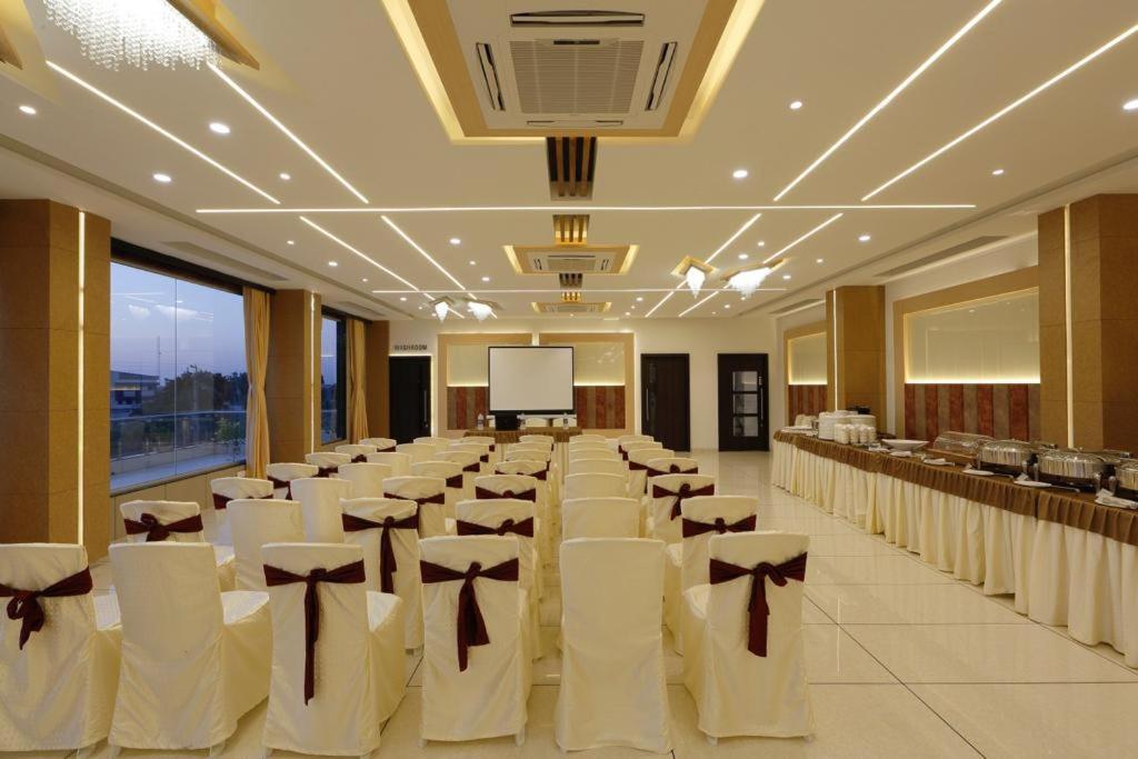 Hotel Decent Unjha Ngoại thất bức ảnh