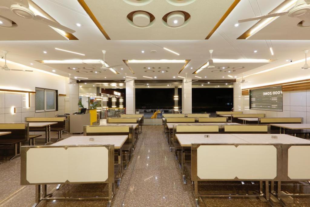 Hotel Decent Unjha Ngoại thất bức ảnh