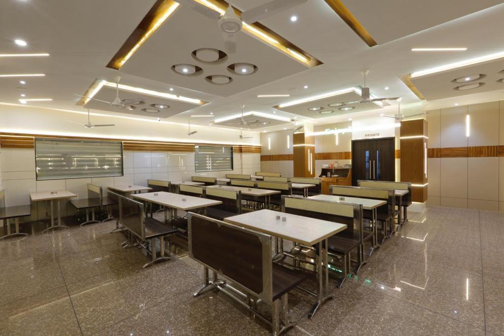 Hotel Decent Unjha Ngoại thất bức ảnh