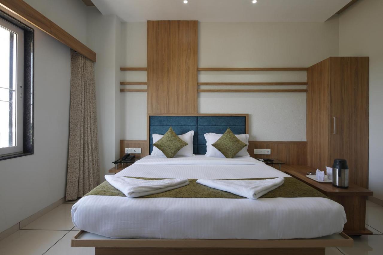 Hotel Decent Unjha Ngoại thất bức ảnh