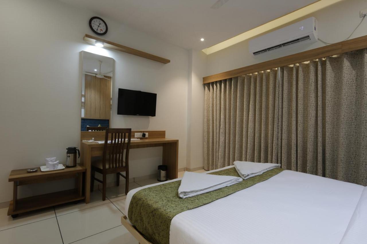 Hotel Decent Unjha Ngoại thất bức ảnh