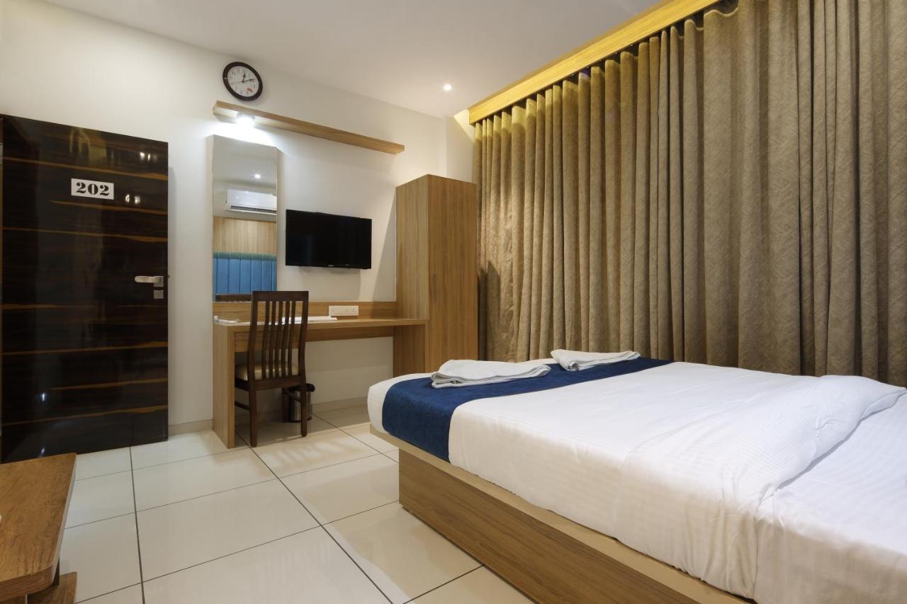 Hotel Decent Unjha Ngoại thất bức ảnh