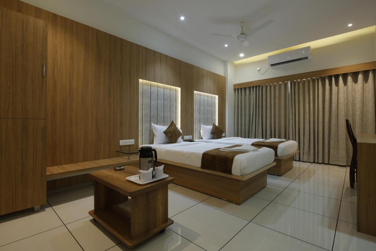 Hotel Decent Unjha Ngoại thất bức ảnh