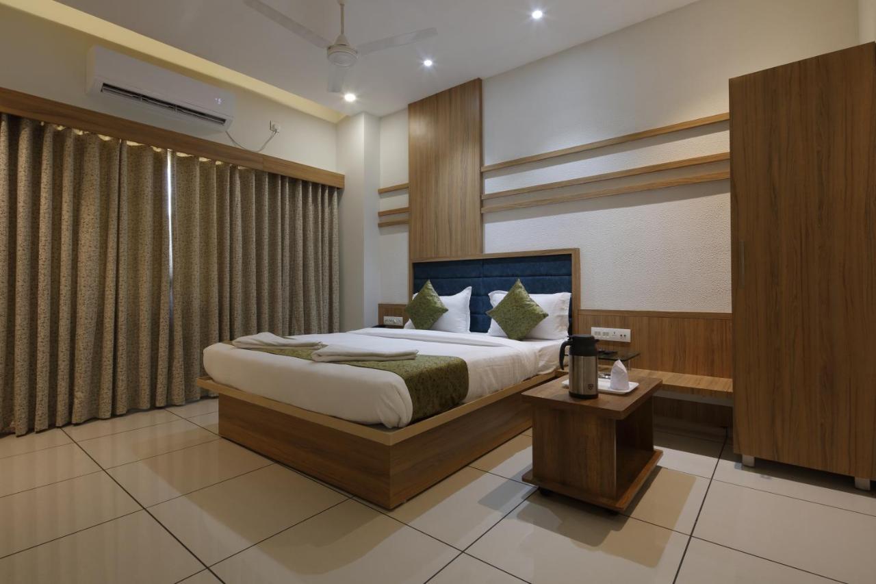 Hotel Decent Unjha Ngoại thất bức ảnh