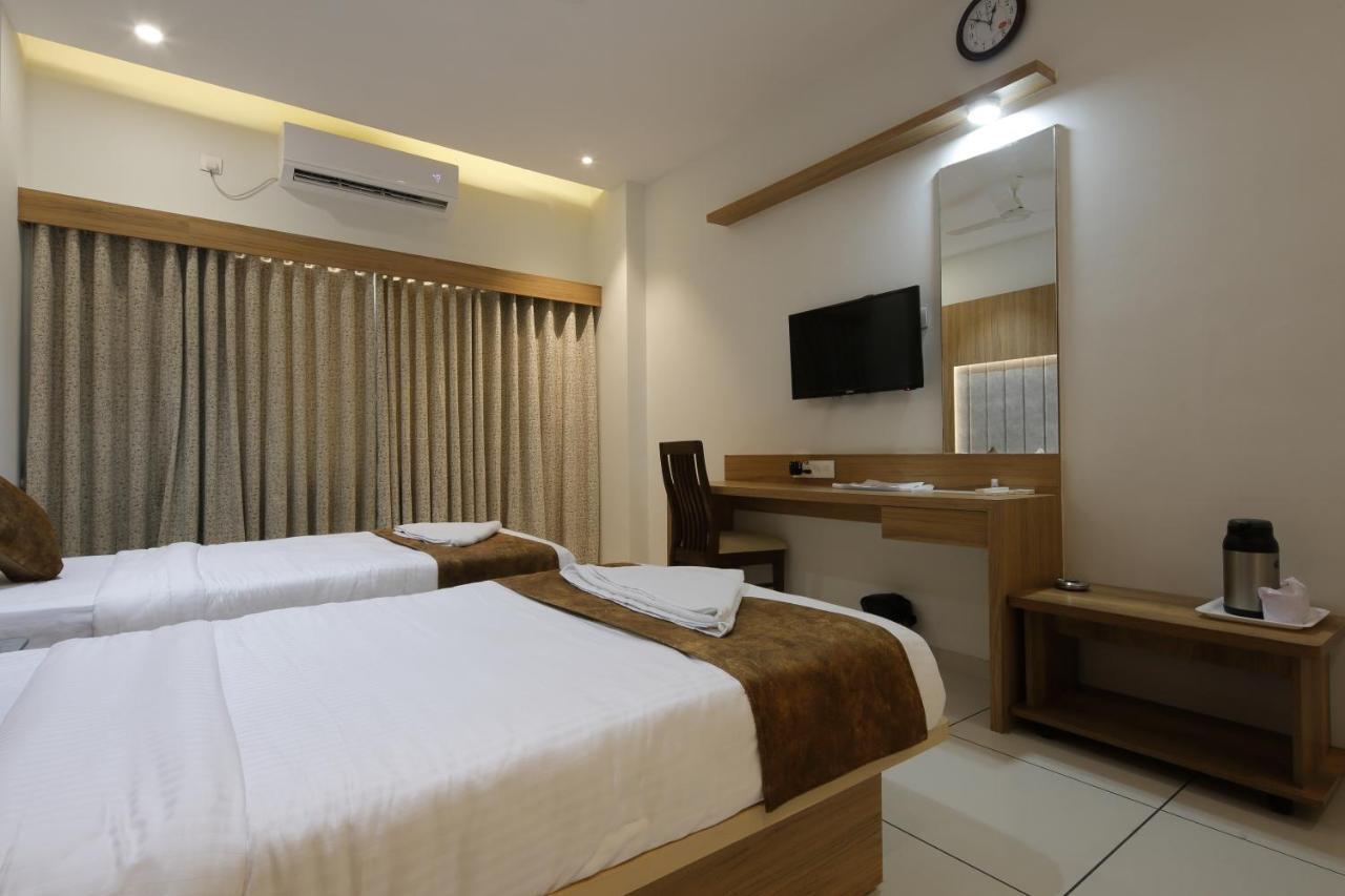 Hotel Decent Unjha Ngoại thất bức ảnh
