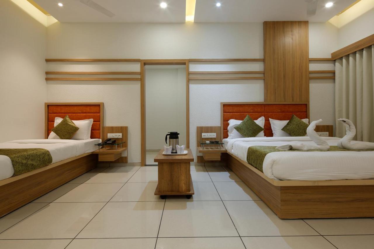 Hotel Decent Unjha Ngoại thất bức ảnh